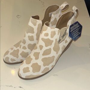 TOMS NWT Women's Cream and Tan Patterned Ankle Booties